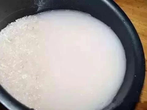 淘米水浇菜：厨房里的天然营养液，这样用菜叶油绿不招虫！